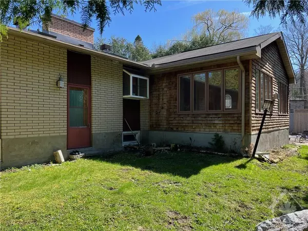 Ottawa, ON K1J 7E4,49 DELONG DR