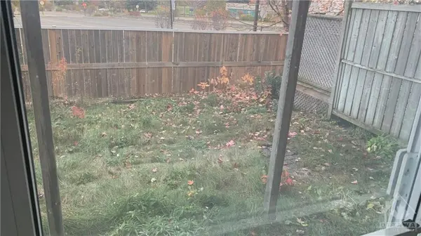 Ottawa, ON K2C 4B4,21 MANHATTAN CRES