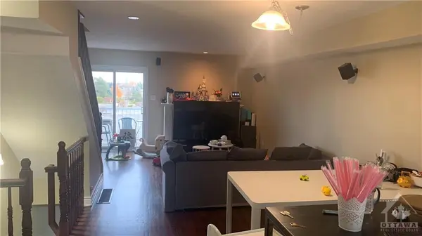 Ottawa, ON K2C 4B4,21 MANHATTAN CRES