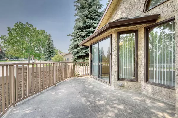 Calgary, AB T2V 5H2,106 Oakbriar Close Southwest