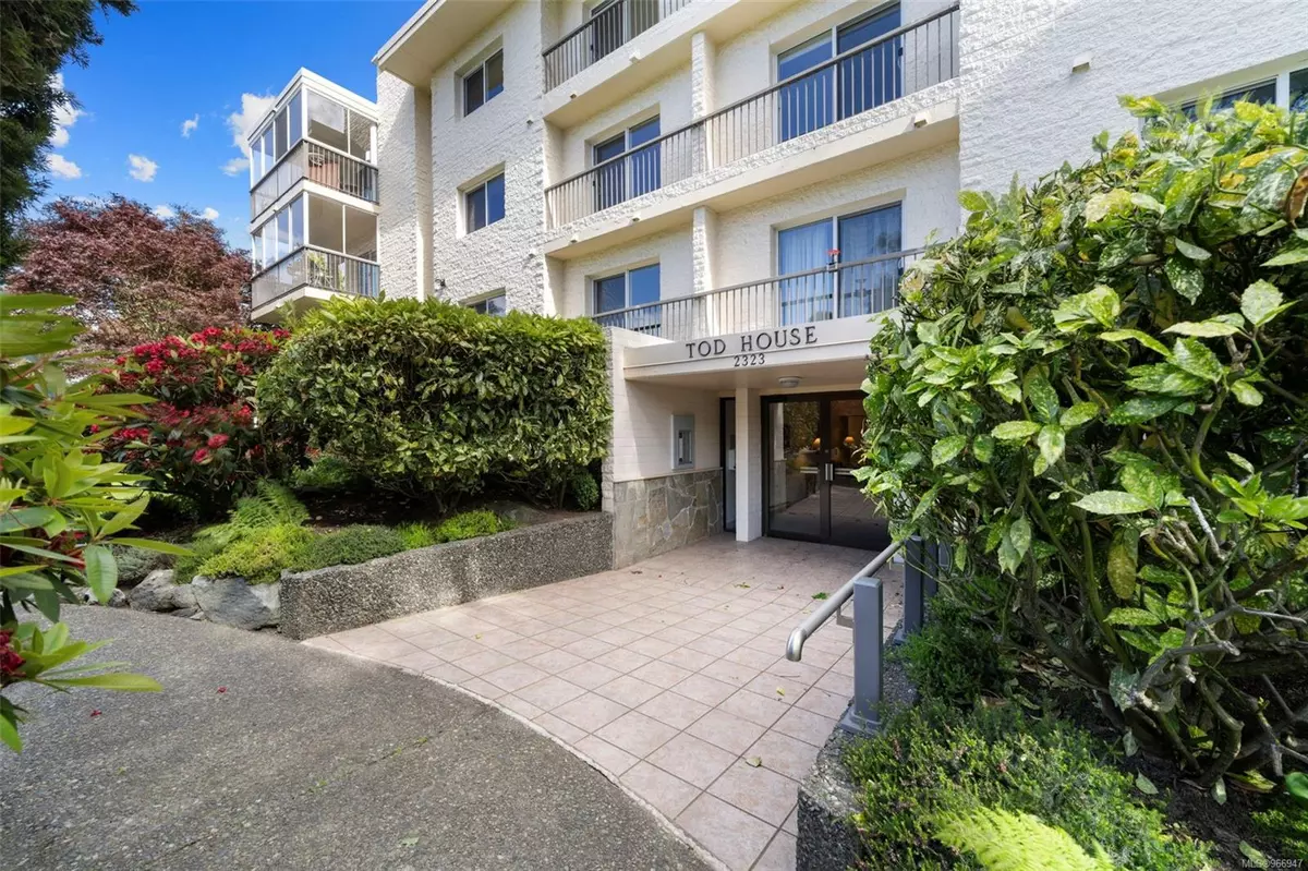 Oak Bay, BC V8R 2N1,2323 Hamiota St #404