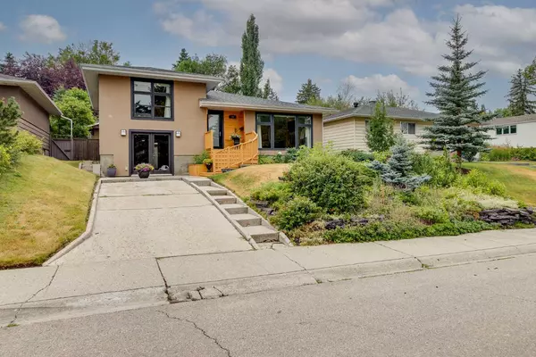 11 Woodlark DR SW, Calgary, AB T3C3H6