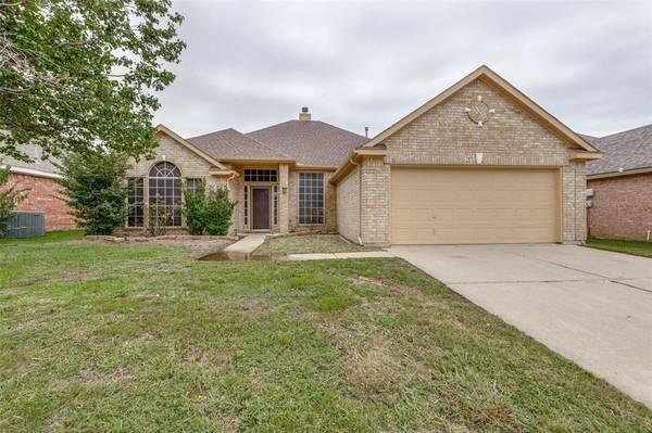 303 Hudson Falls Drive,  Arlington,  TX 76002