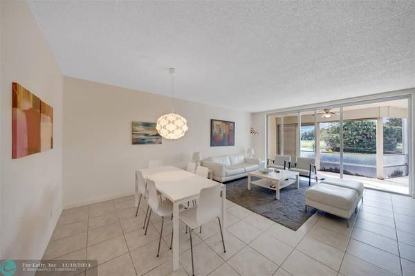 Pompano Beach, FL 33069,555 Oaks Ln  #108