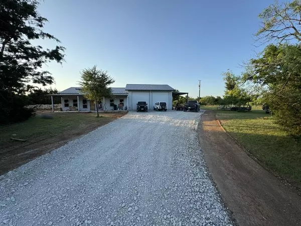 181 Private Road 197, Blum, TX 76627