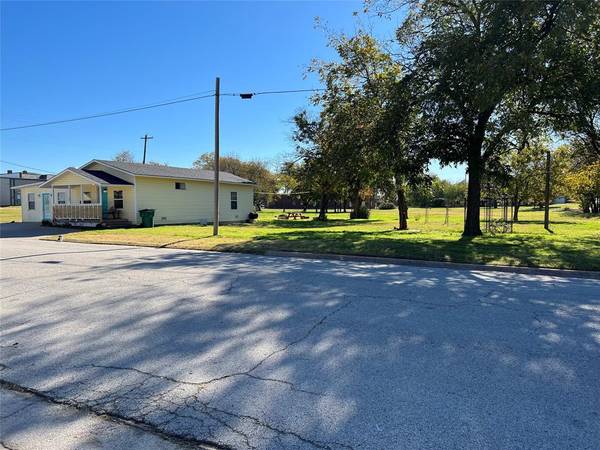 207 W Walnut Street, Nocona, TX 76255