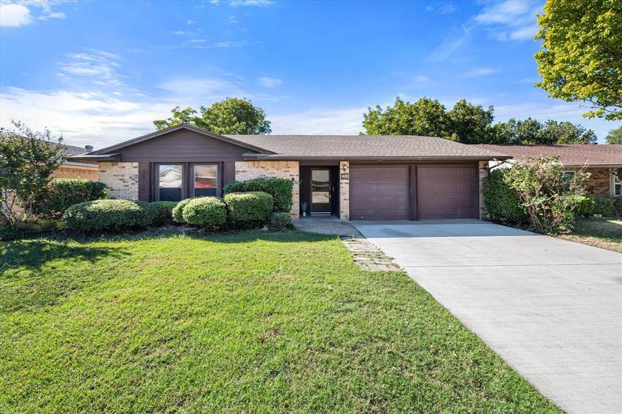 425 W Springdale Lane, Grand Prairie, TX 75052