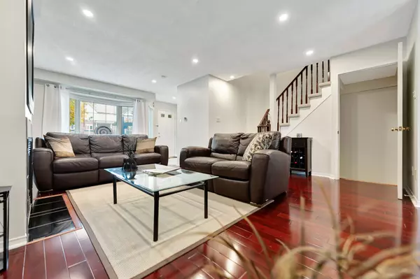 Oakville, ON L6H 6G2,44 Glenashton DR