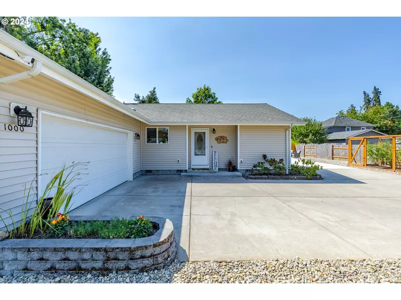 1000 S 4TH ST, Cottage Grove, OR 97424