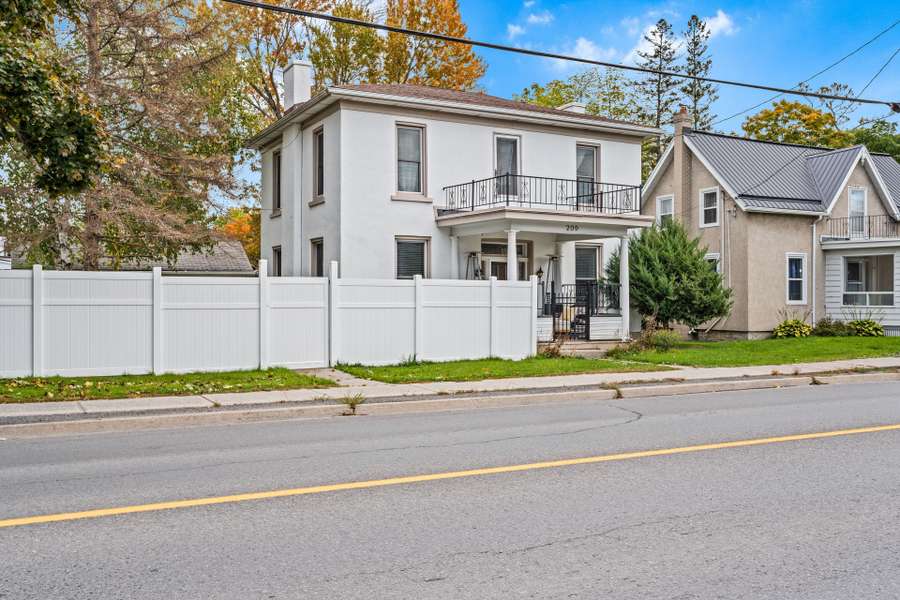 209 Centre ST N, Greater Napanee, ON K7R 1N7