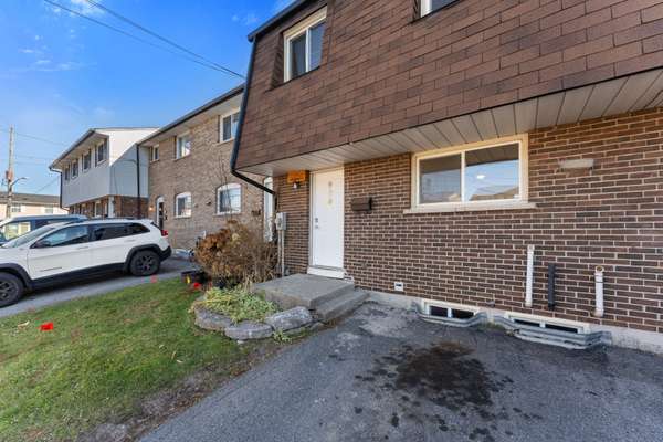 Kingston, ON K7M 6X6,995 Amberdale CRES