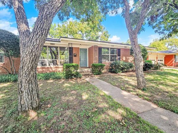 1609 Larkspur Drive,  Arlington,  TX 76013