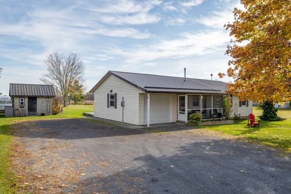 17884 Loyalist Pkwy, Prince Edward County, ON K0K 3L0