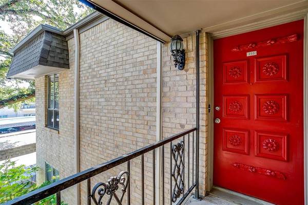 Fort Worth, TX 76109,4320 Bellaire Drive S #233W