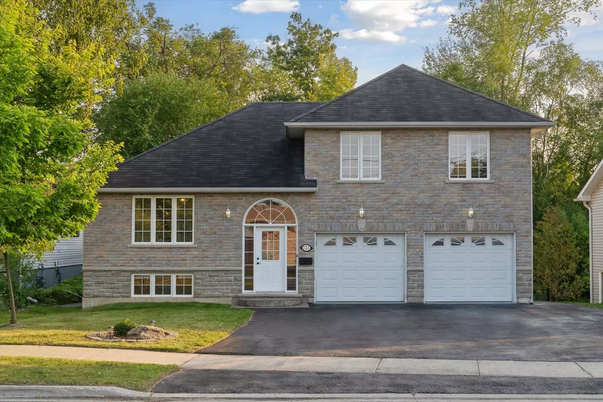 York, ON L4P 2R3,121 Riverglen DR