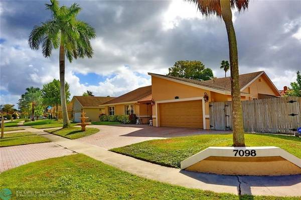 7098 NW 49th St, Lauderhill, FL 33319