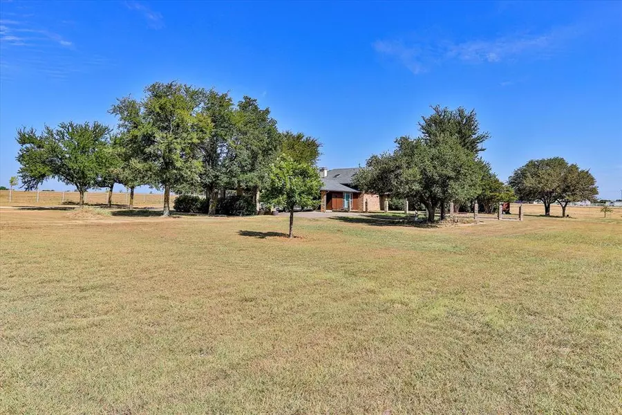 3272 Lois Road W, Sanger, TX 76266