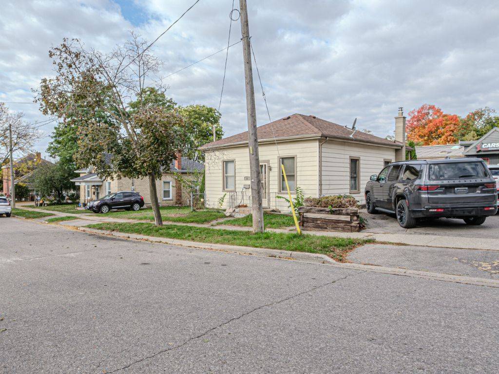 Brantford, ON N3S 3X8,12 Ann ST