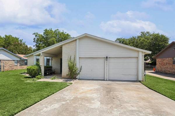 Bedford, TX 76021,3208 Sapphire Street