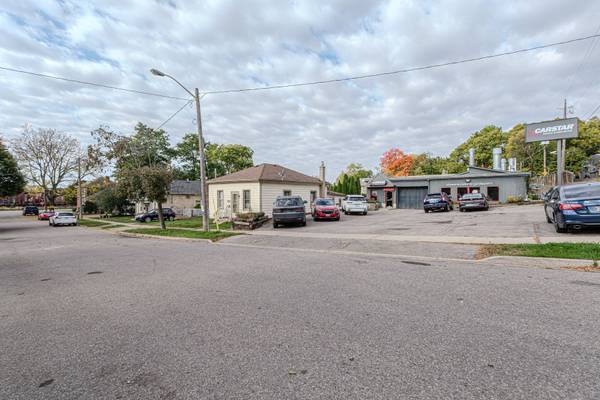 Brantford, ON N3S 3X8,12 Ann ST