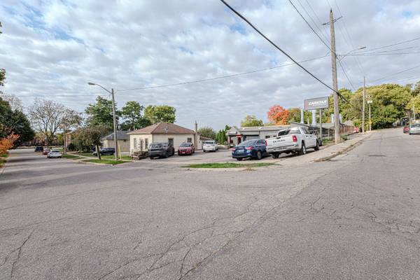 Brantford, ON N3S 3X8,12 Ann ST