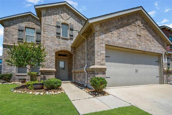 416 Crown Oaks Drive, Fort Worth, TX 76131