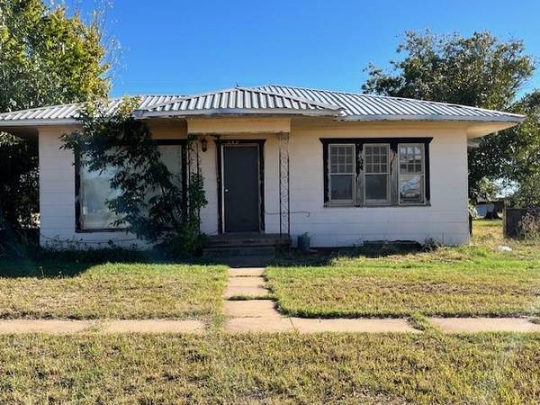 312 E Burnside Street, Rotan, TX 79546