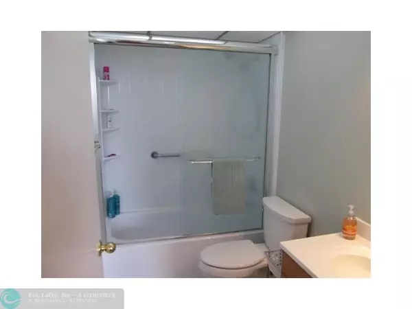 Fort Lauderdale, FL 33311,1800 N Andrews Ave  #8L