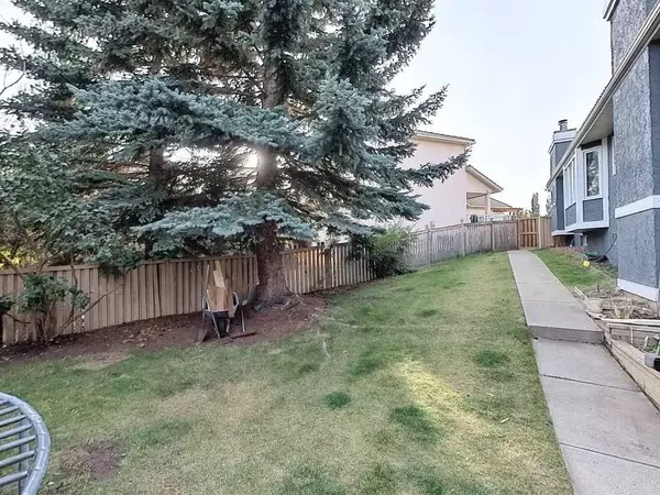 Calgary, AB T3H 2N2,217 Sirocco PL Southwest