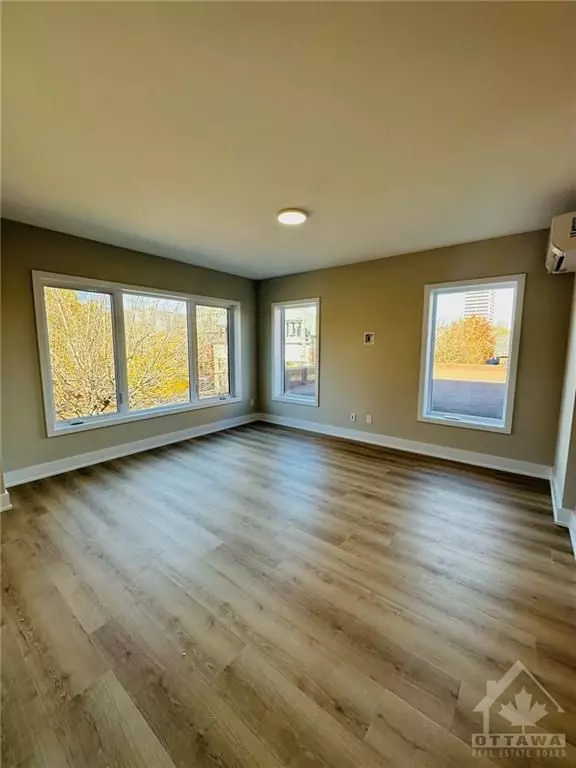 Ottawa Centre, ON K1R 5K7,528 MACLAREN ST #6