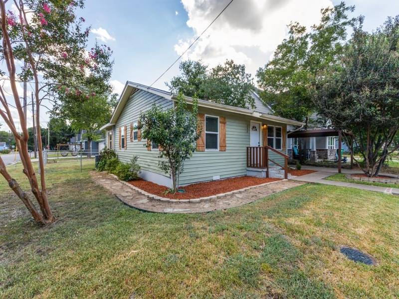 208 Perry Avenue, Waxahachie, TX 75165