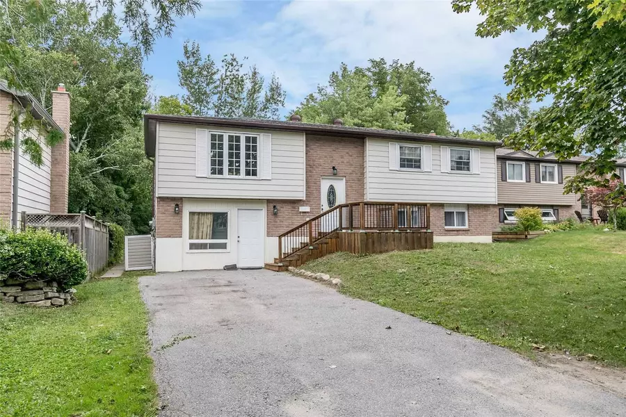 18 Chippawa CT #Upper, Barrie, ON L4M 5N8