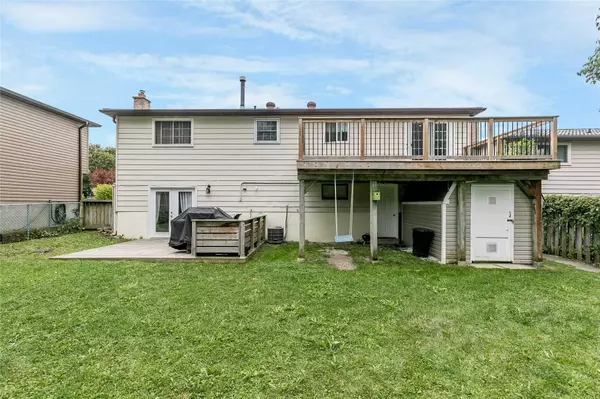 Barrie, ON L4M 5N8,18 Chippawa CT #Upper