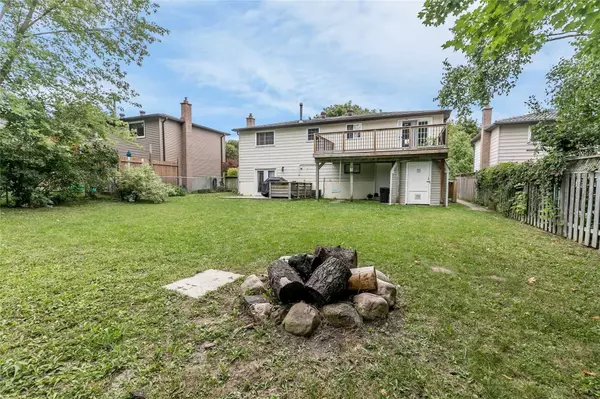 Barrie, ON L4M 5N8,18 Chippawa CT #Upper