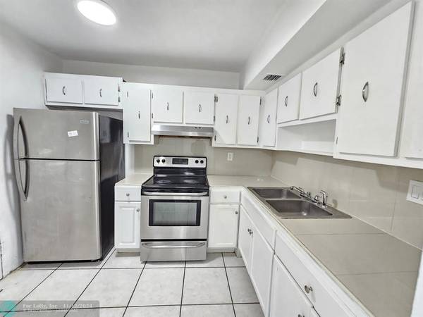 Lauderdale Lakes, FL 33311,3710 NW 21st St  #310