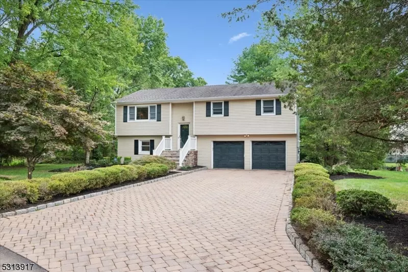 29 Peninsula Rd, Long Hill Twp., NJ 07946