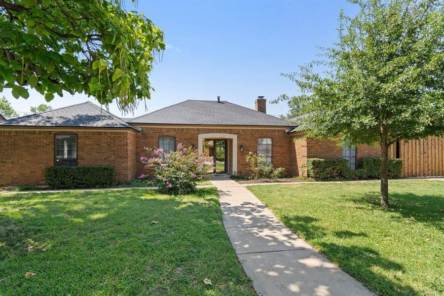 213 Circleview Drive S, Hurst, TX 76054