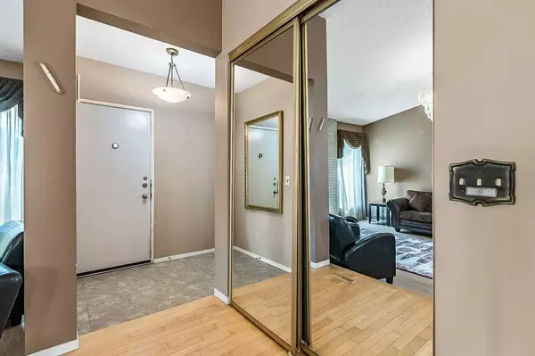 Calgary, AB T2W 2S1,583 Woodpark CRES SW