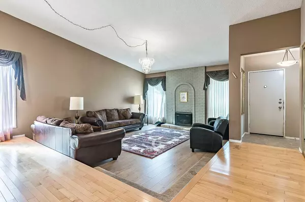 Calgary, AB T2W 2S1,583 Woodpark CRES SW