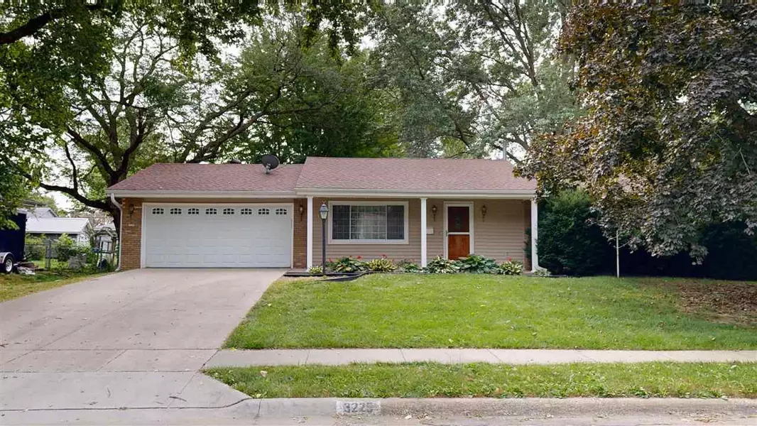 3225 Shamrock Dr, Iowa City, IA 52245