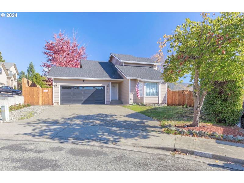 2203 NW OXFORD CIR, Grants Pass, OR 97526