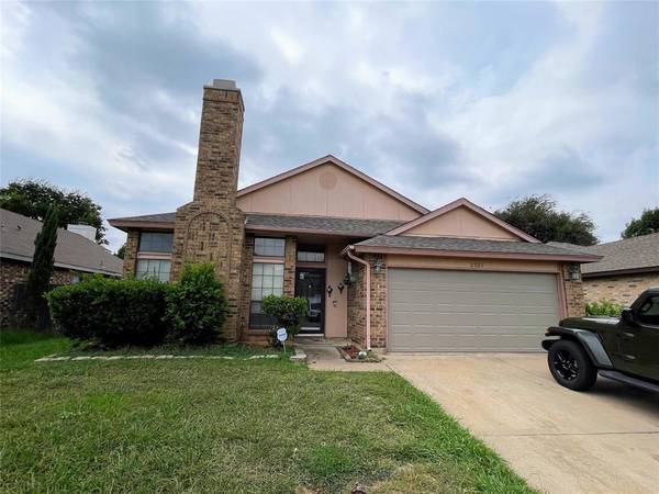 2521 Forest Creek Drive,  Fort Worth,  TX 76123