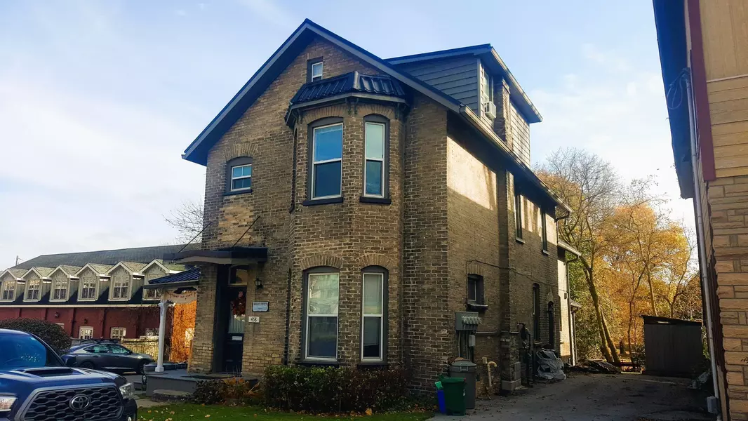 458 Timothy ST #2, Newmarket, ON L3Y 1P8