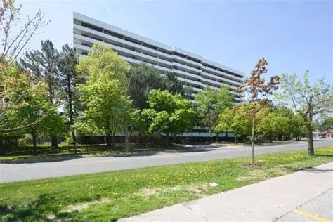 1 Royal Orchard BLVD #1006, Markham, ON L3T 3C2