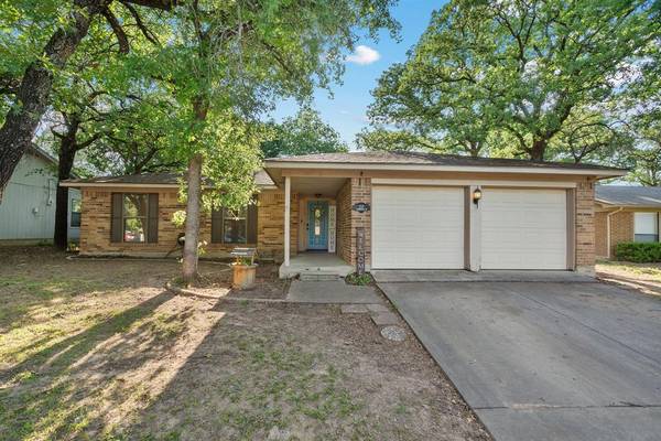 737 Timberoaks Drive,  Azle,  TX 76020