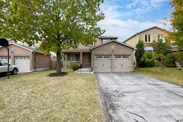 359 Salisbury LN, Newmarket, ON L3Y 8A4