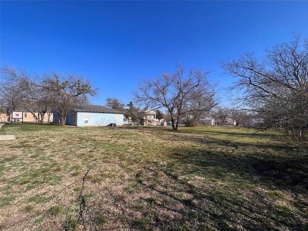 309 W Pecan Street, Bowie, TX 76230