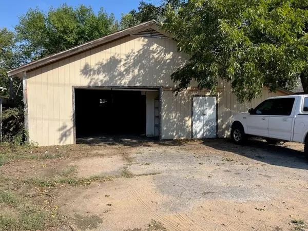 417 S Prairie Street, Pilot Point, TX 76258