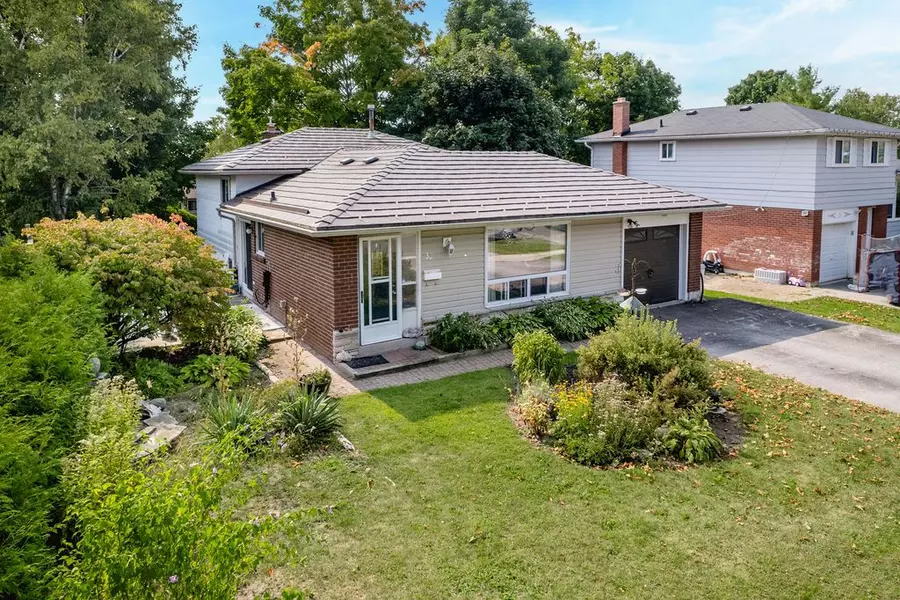 33 Roslyn RD, Barrie, ON L4M 2X5