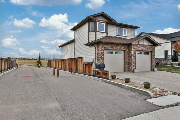 Lethbridge, AB T1K 6W3,332 Stonecrest PL West